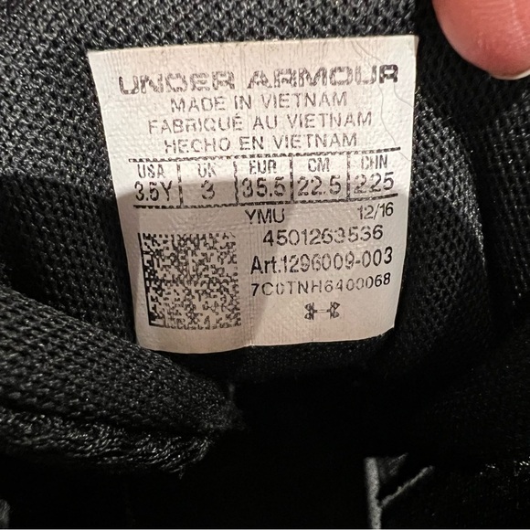 UNDER Armour Black Big Boy Running Shoes Size US 3.5 - Picture 10 of 10